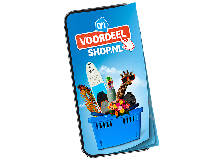 Smartphone met een afbeelding van de AH Voordeelshop, met een blauwe winkelmand gevuld met diverse producten zoals bloemen, een surfplank, elektronica, en een giraffe met zonnebril, tegen een blauwe achtergrond.
