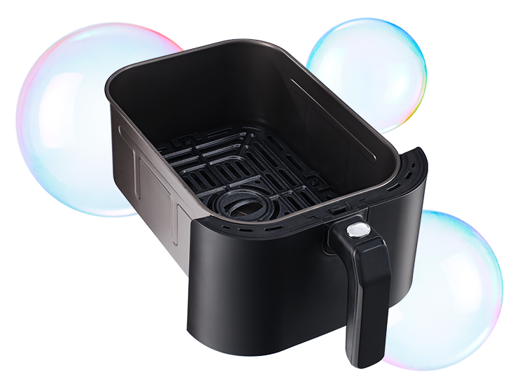 Losse zwarte airfryer-mand met handvat, omringd door zeepbellen op een transparante achtergrond.