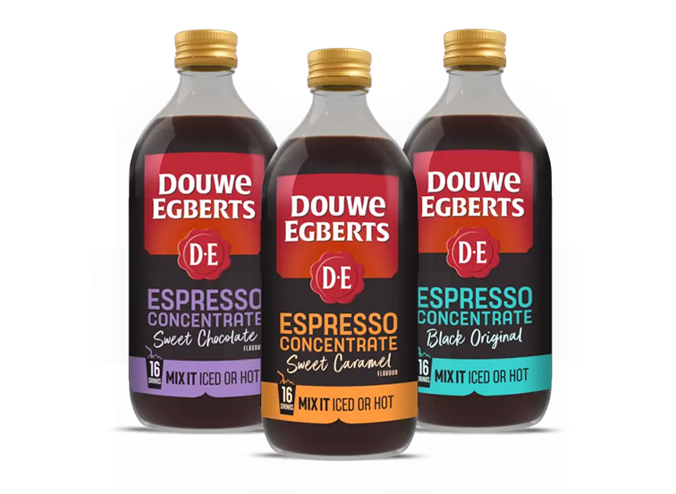 Drie flessen Douwe Egberts espresso-concentraat in de smaken Sweet Chocolate, Sweet Caramel en Black Original.