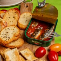 Een afbeelding van John West Sardines tomatensaus