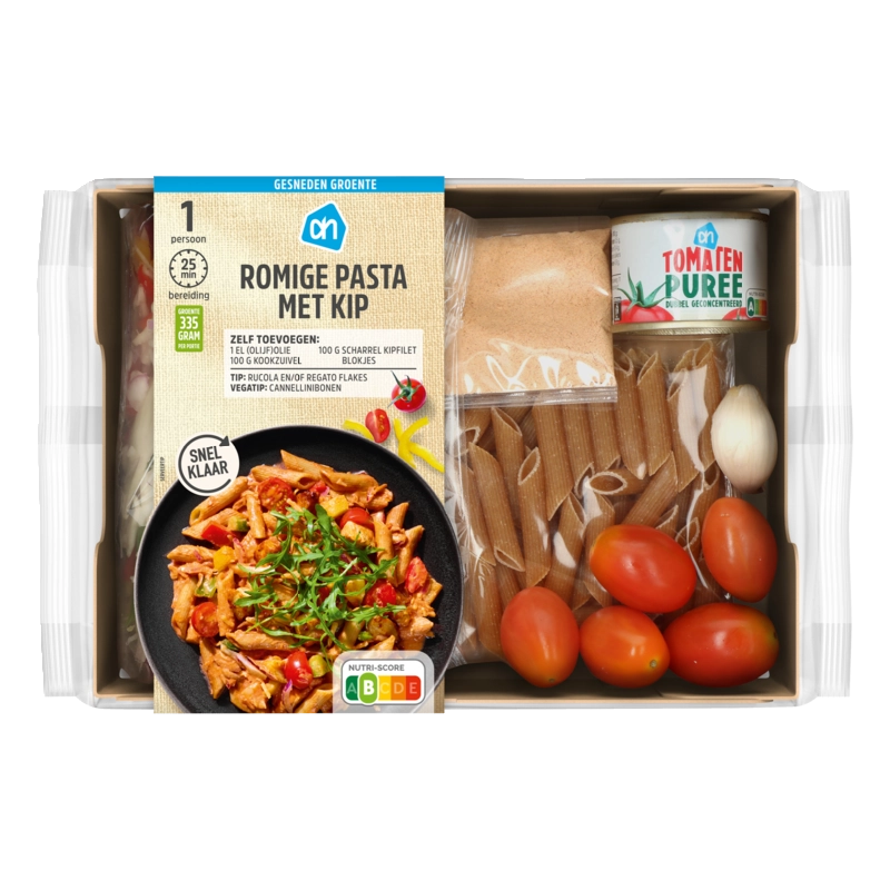 Gesneden verspakket romige pasta met kip