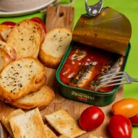 Een afbeelding van John West Sardines tomatensaus