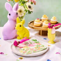 Een afbeelding van AH Flock haasje staand geel 13cm