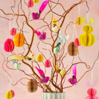 Een afbeelding van AH Honeycomb hanger haasje geel 12cm