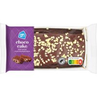 Een afbeelding van AH Choco cake met witte chocolade stukjes