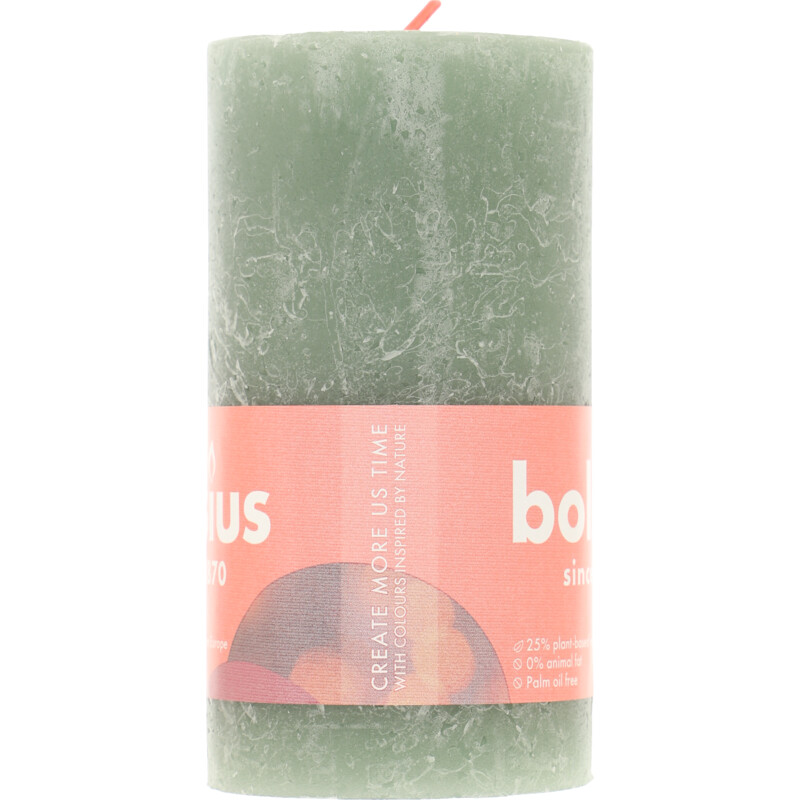 Een afbeelding van Bolsius Rustieke kaars olijfgroen 13cm