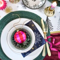 Een afbeelding van AH Excellent Vormkaars rond ribbel paars