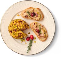 Een afbeelding van AH Excellent Roomkaas kerstbal pistache cranberry