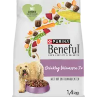Beneful Gelukkig volwassen senior met kip