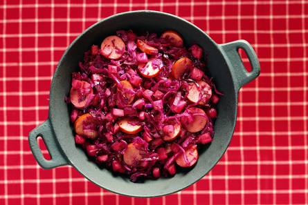 Rodekoolschotel met appel en rookworst