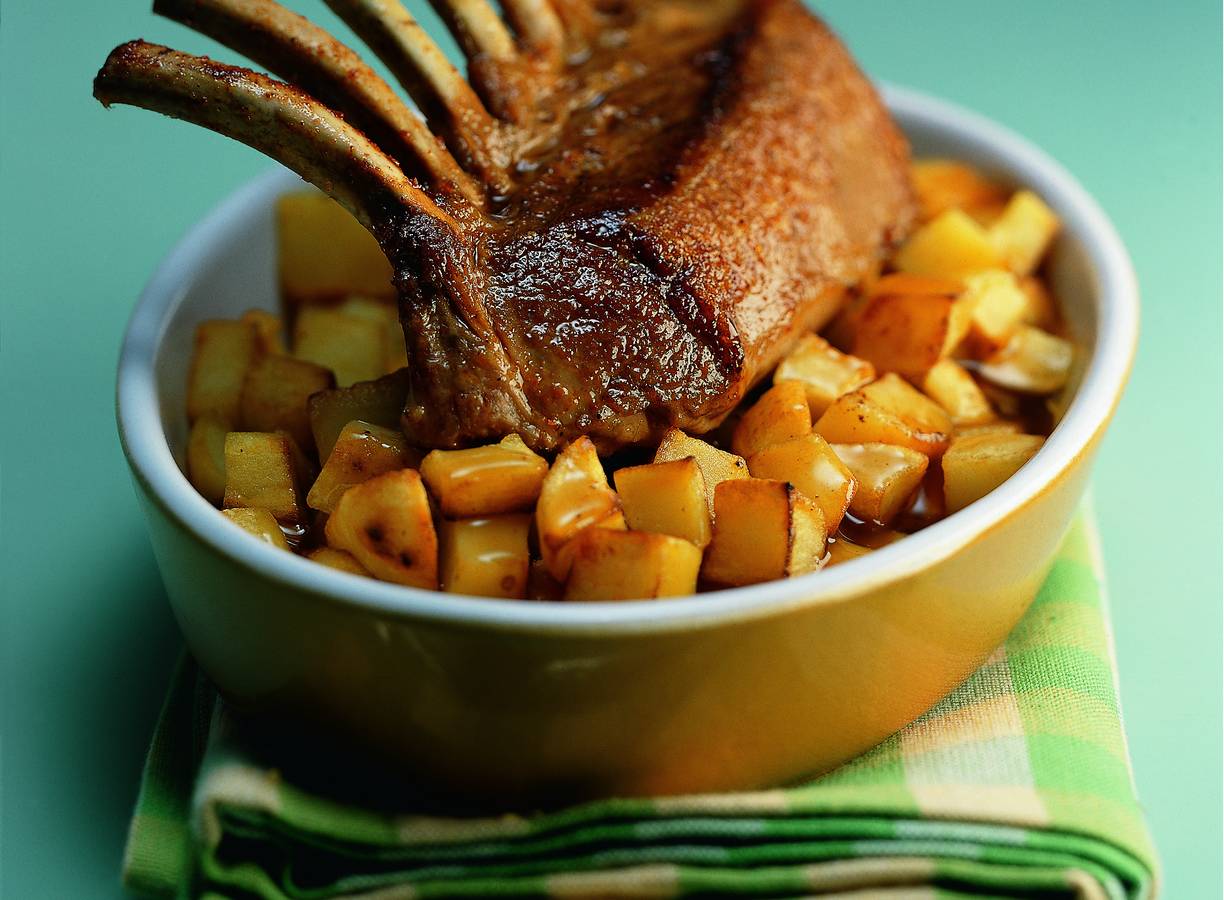 Lamsrack met aardappelblokjes en knoflook