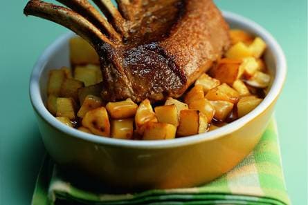 Lamsrack met aardappelblokjes en knoflook