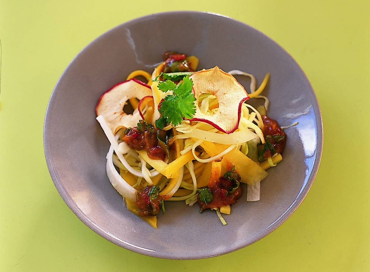 Mangosalade met pinda-koriandersaus en appel'chips'