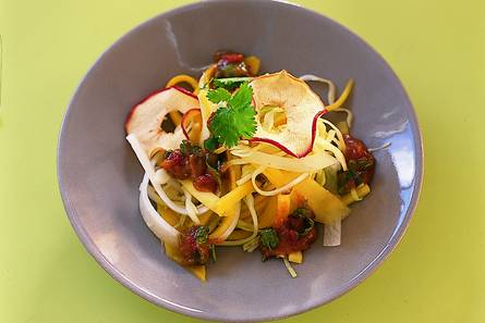 Mangosalade met pinda-koriandersaus en appel'chips'