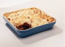 Typisch Grieks gerecht uit de oven waar je de borden bijna niet heel bij kunt houden.