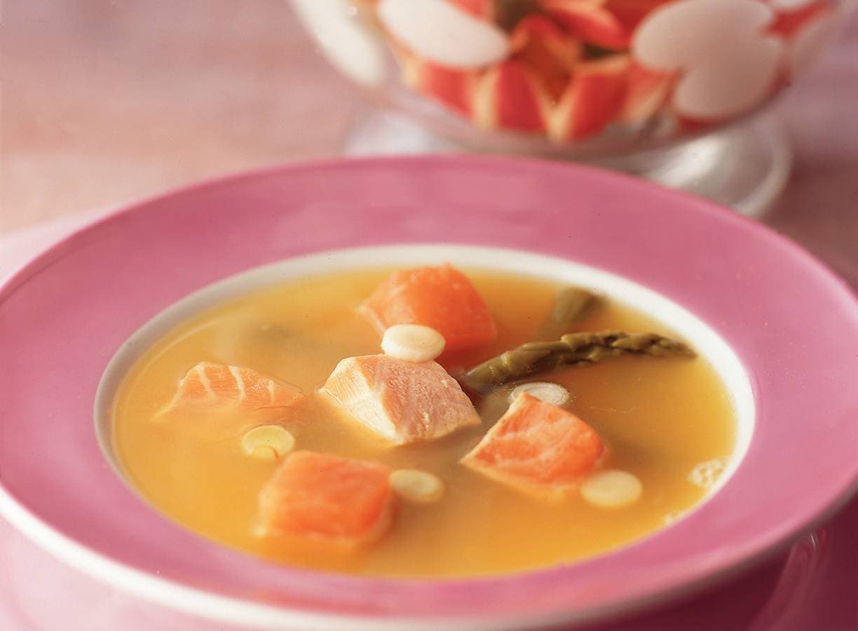 Asperges met zalmblokjes in oosterse bouillon