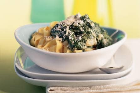 Lintpasta met lente-spinaziesaus
