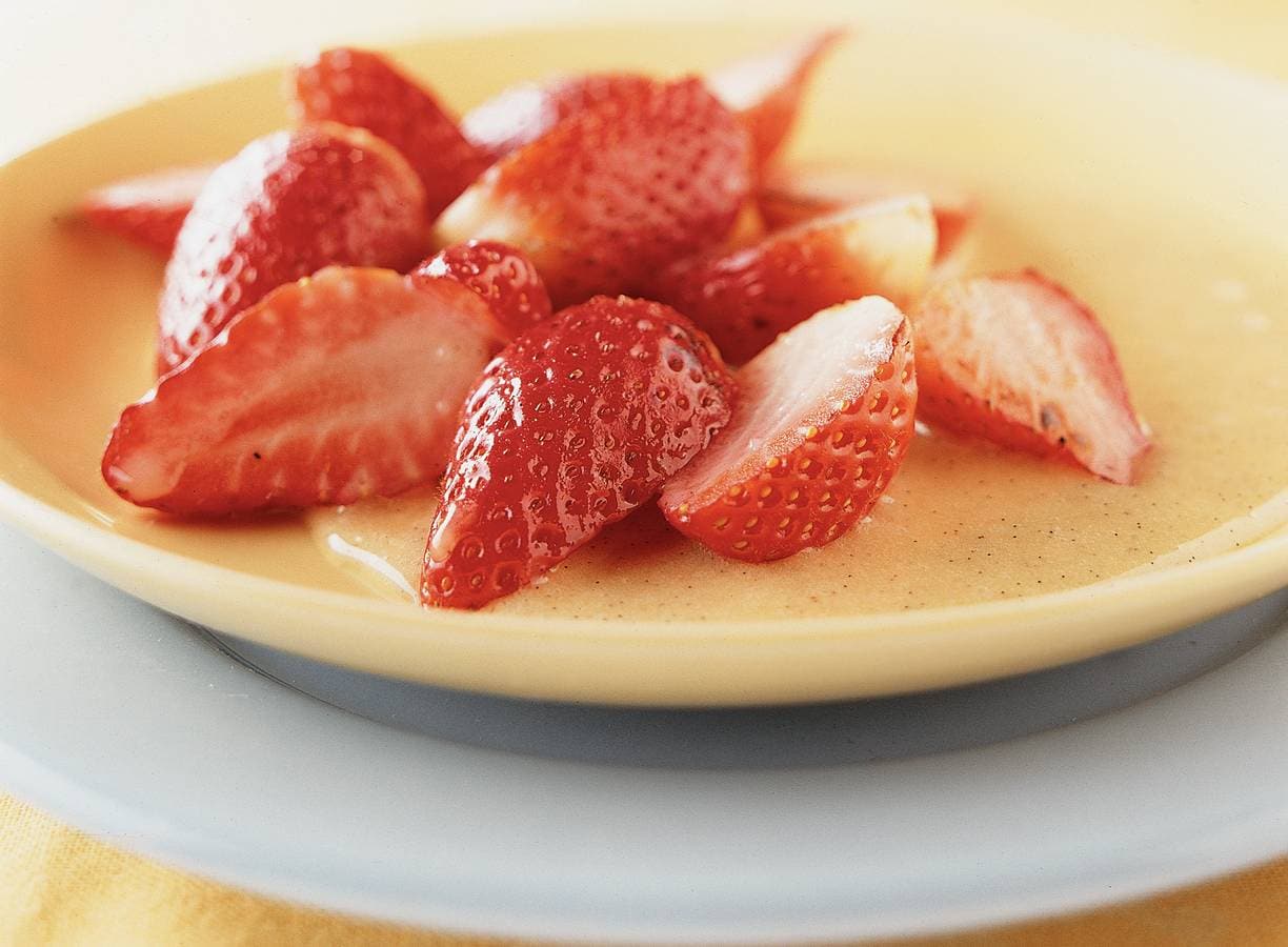 Warme aardbeien in vanillesaus