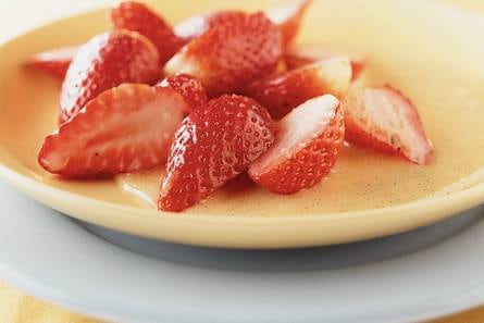 Warme aardbeien in vanillesaus