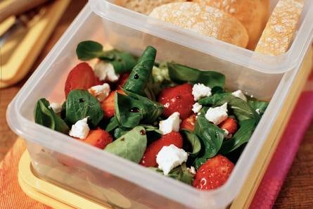Aardbeiensalade met geitenkaas