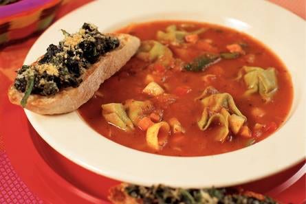 Italiaanse maaltijdsoep met spinaziecrostini