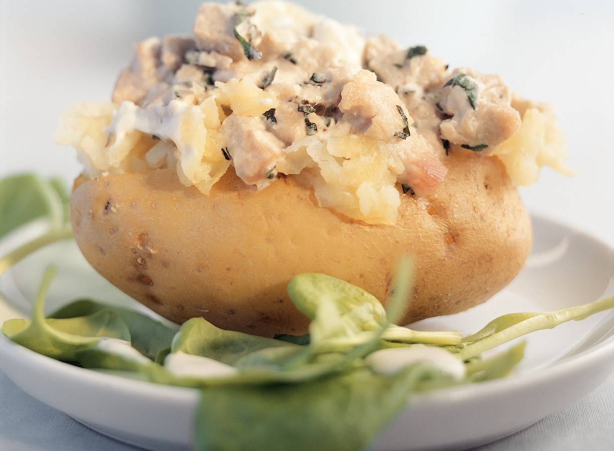 Jacket potato met tonijn en spinaziesalade