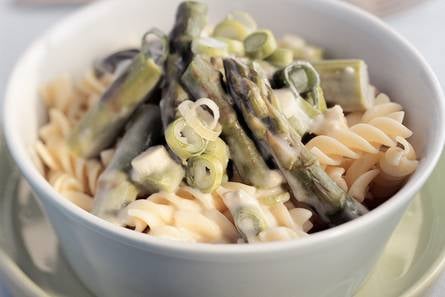 Pasta met groene asperges in kaassaus