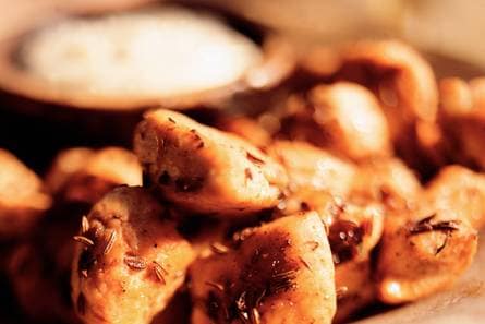 Gekruide kipstukjes met knoflookmayonaise