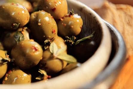 Kruidige groene olijven op Andalusische wijze