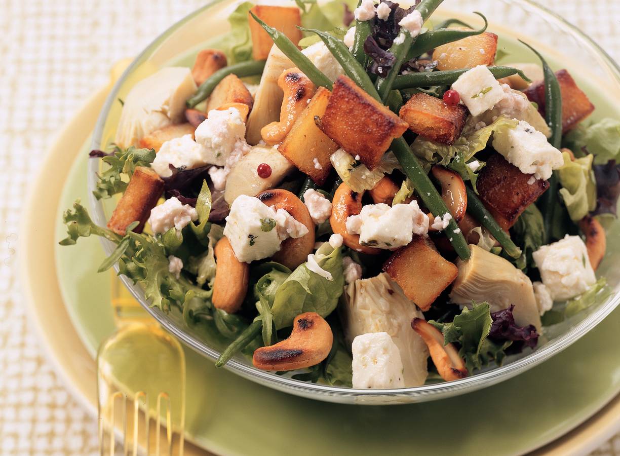 Maaltijdsalade met gebakken aardappelen, cashewnoten en witte kaas