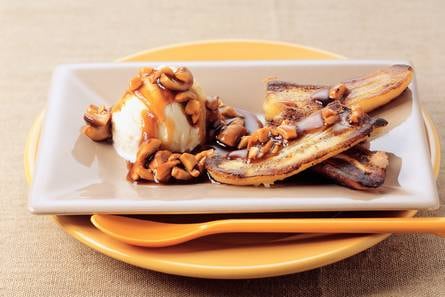 Gebakken banaan met ijs en warme cashewnotensaus