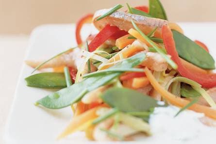Lauwe haringsalade met groentereepjes
