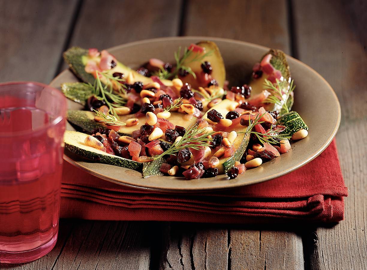 Courgettesalade met pijnboompitten en krenten