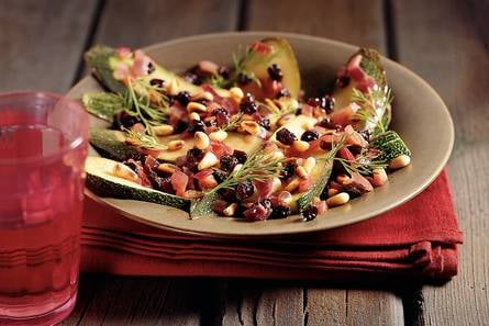Courgettesalade met pijnboompitten en krenten