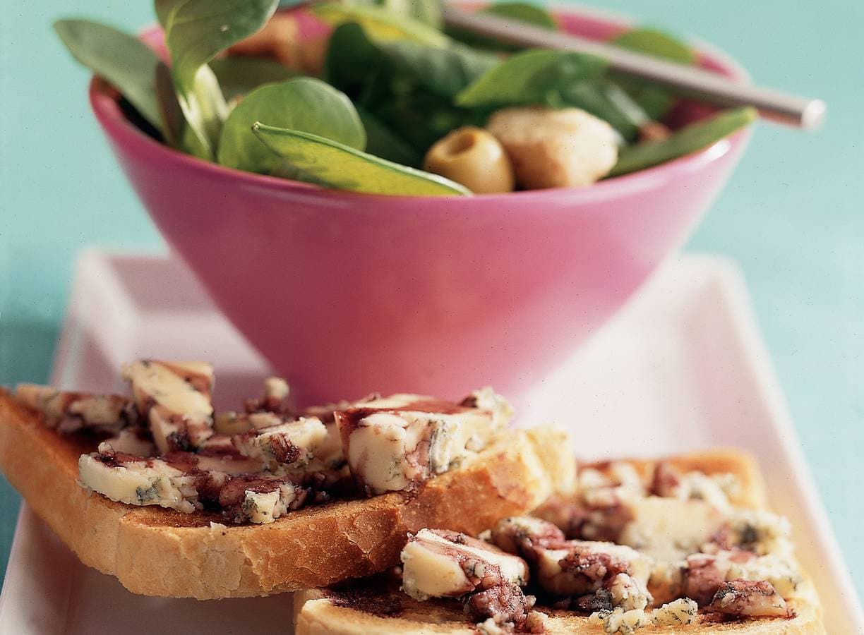 Blue stilton met portsiroop en groene veldsalade