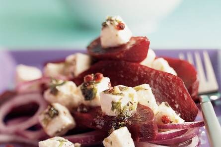 Salade van bietjes met koude knoflookaardappeltjes