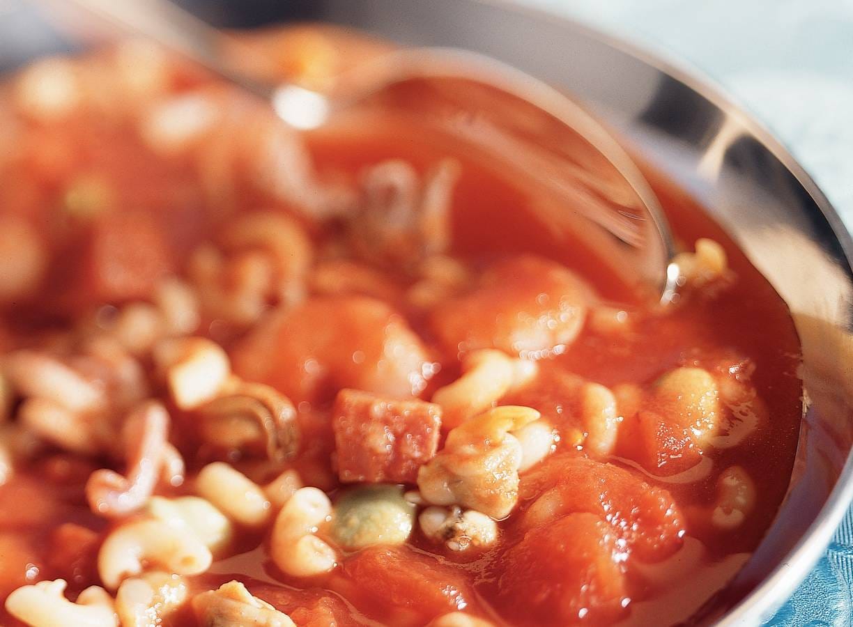 Maaltijdvissoep met tuinboontjes en macaroni