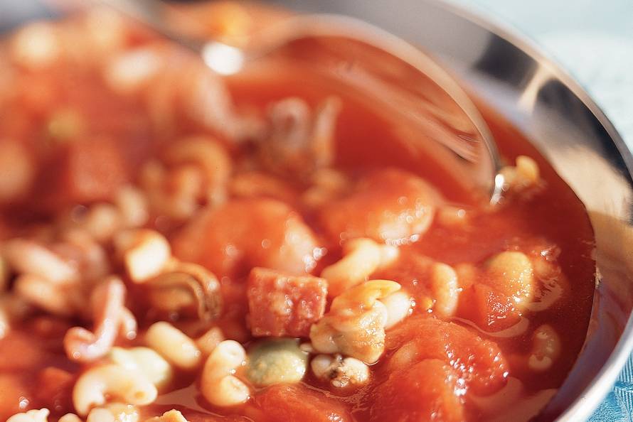Maaltijdvissoep met tuinboontjes en macaroni