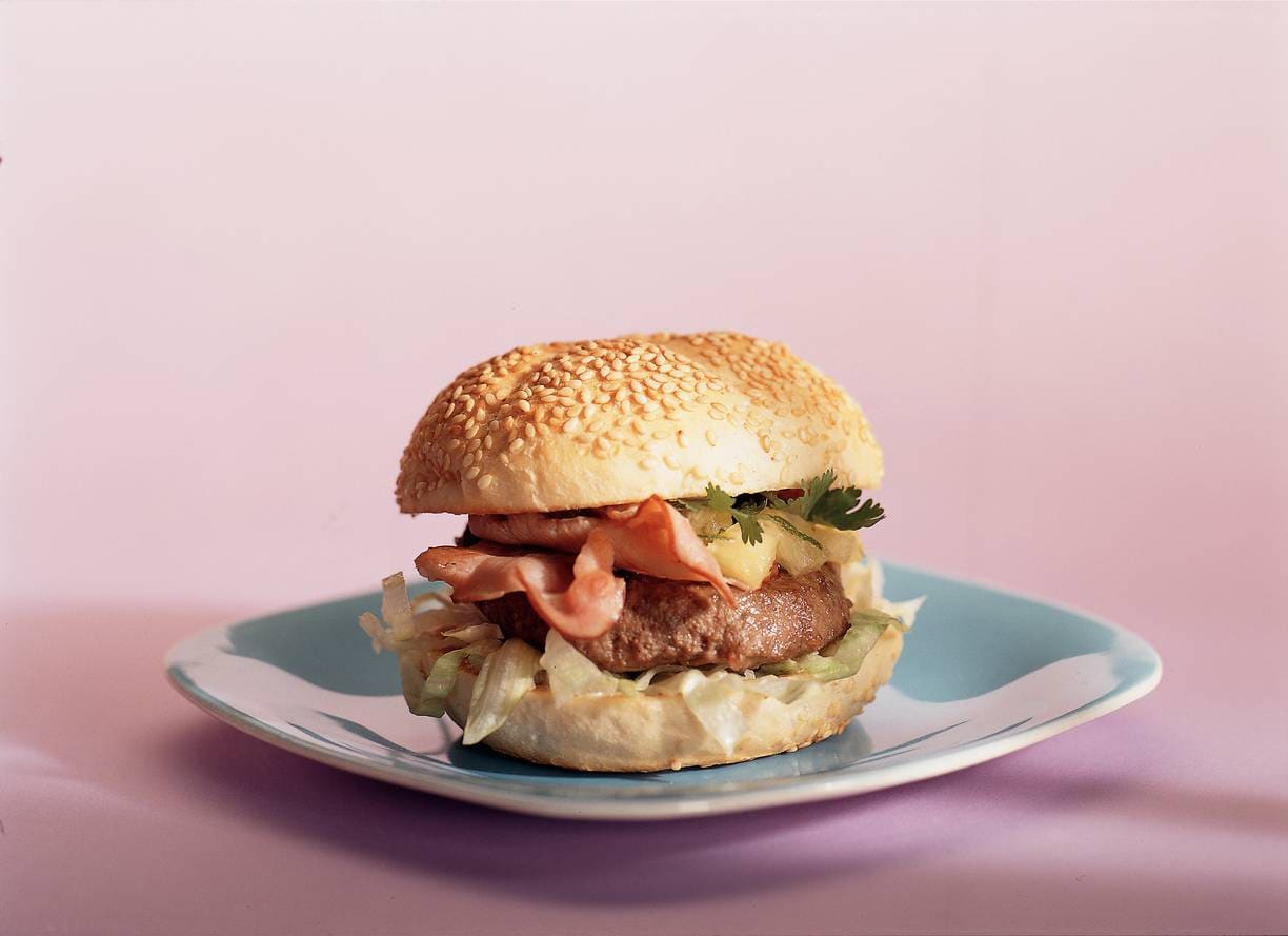 Baconburger met pittige ananassalsa