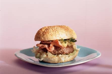 Baconburger met pittige ananassalsa