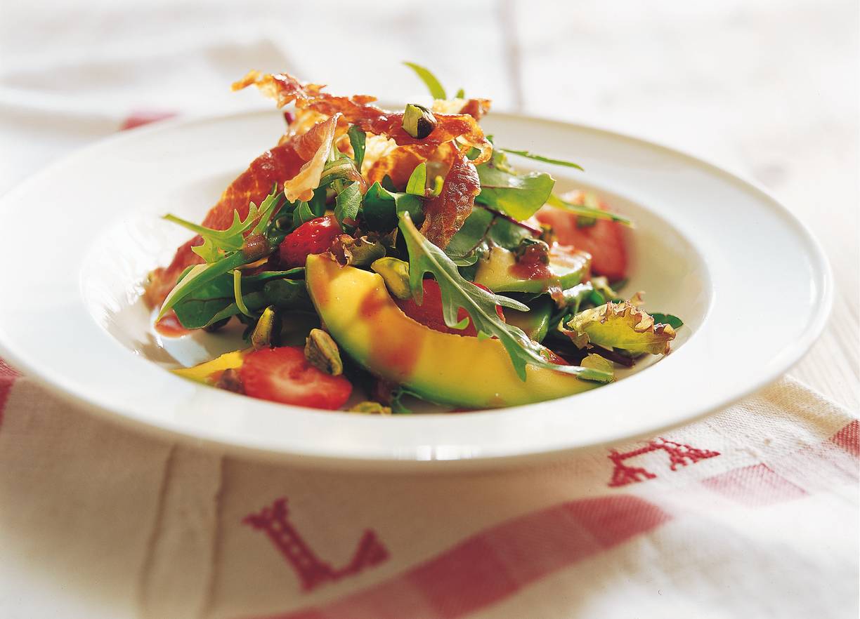 Rocketsalade met Parmaham en aardbeiendressing