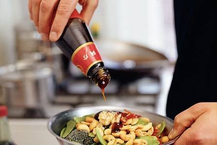 Eendenborst met groene groenten en cashewnoten