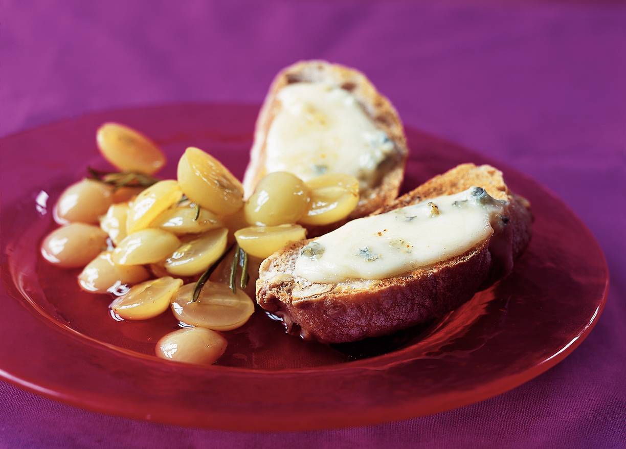Blauwe kaascrostini met gemarineerde druiven