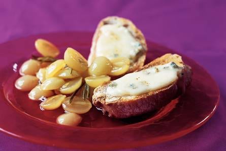 Blauwe kaascrostini met gemarineerde druiven