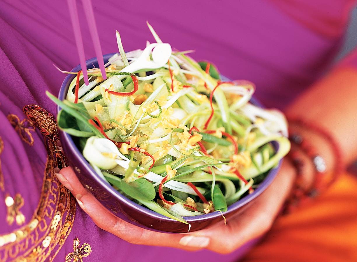 Komkommersalade met pinda-limoendressing