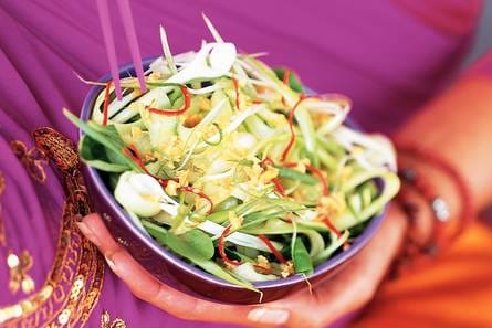 Komkommersalade met pinda-limoendressing