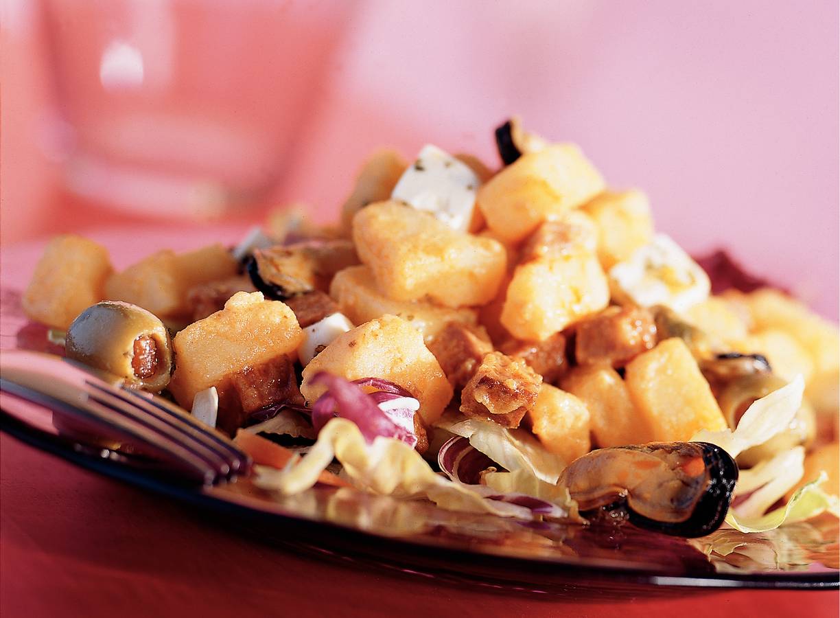 Spaanse salade met aardappel, chorizo en pikante mosselen