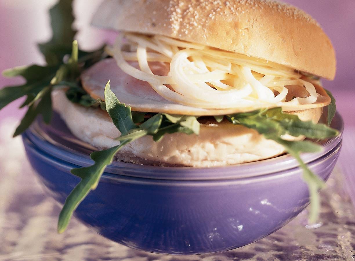 Italiaanse bol met Yorkham en zoete-uiensalade