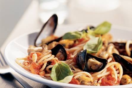 Spaghetti met pittige tomaten-mosselsaus en basilicum