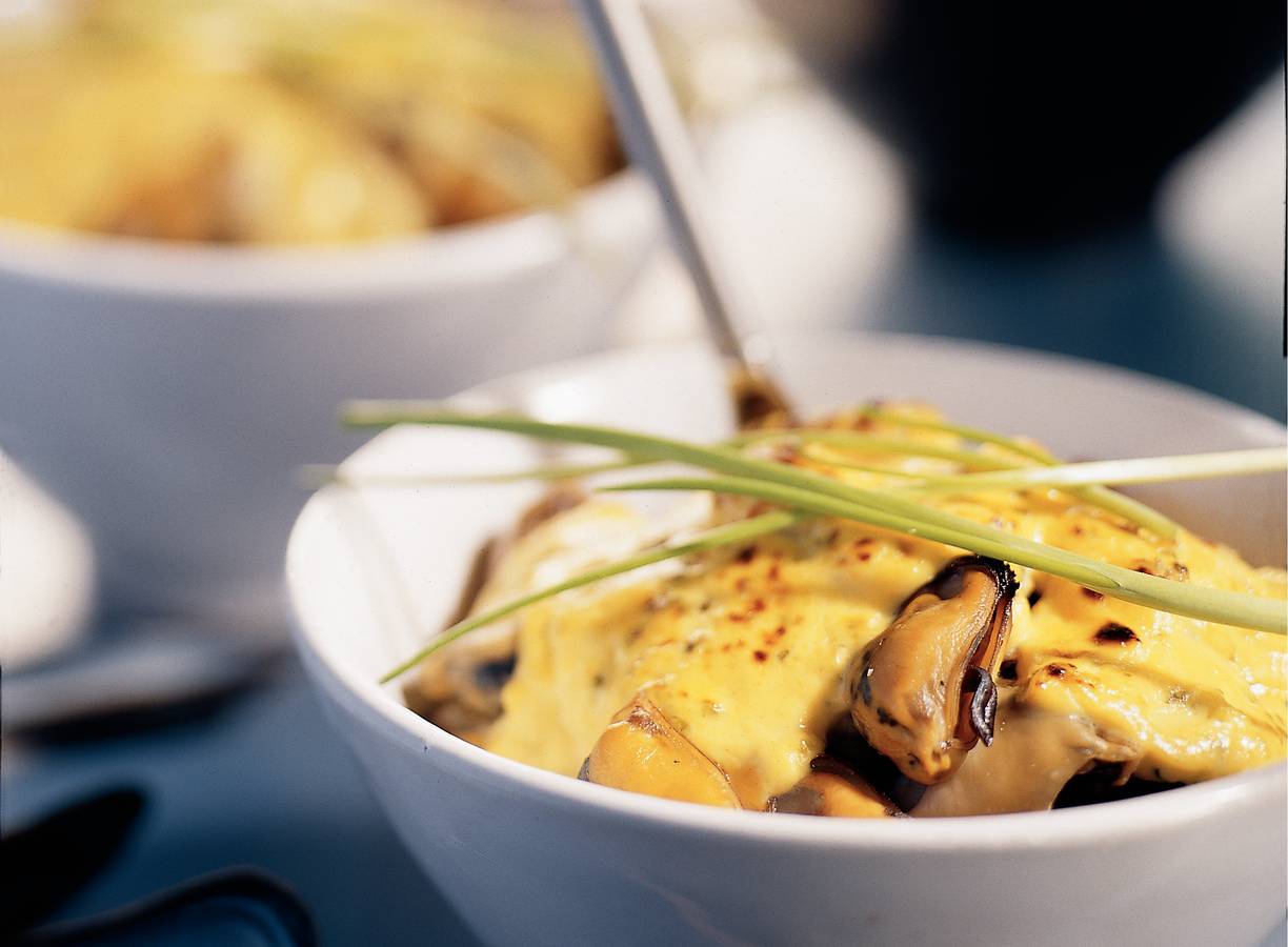 Gegratineerde mosselen met saffraan en bieslook